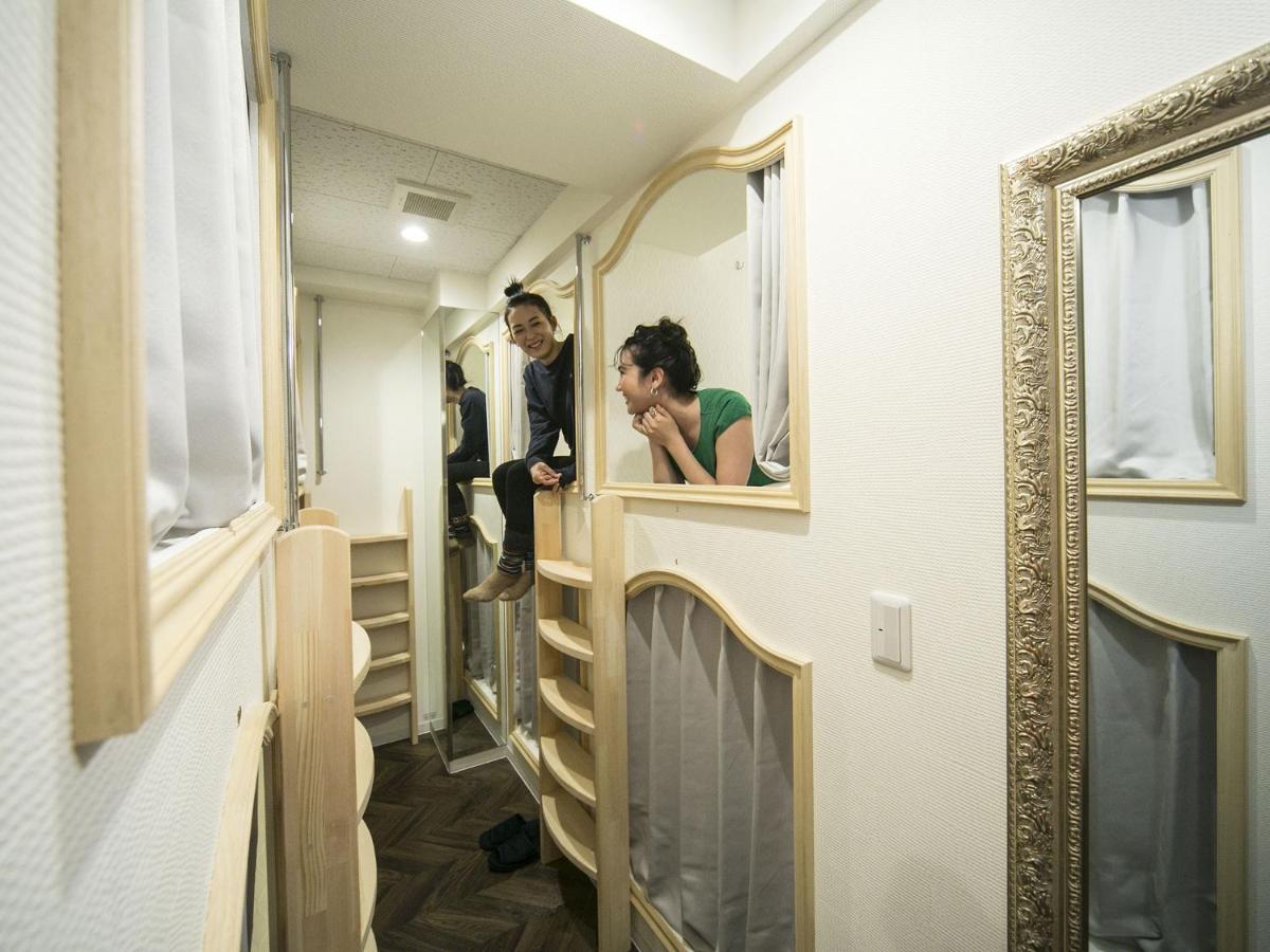 Hostal Alice In The Mirror Caters To Women *