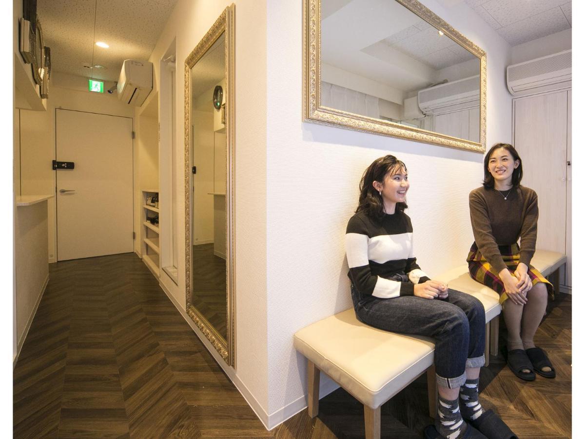 Alice In The Mirror Caters To Women * Tokio