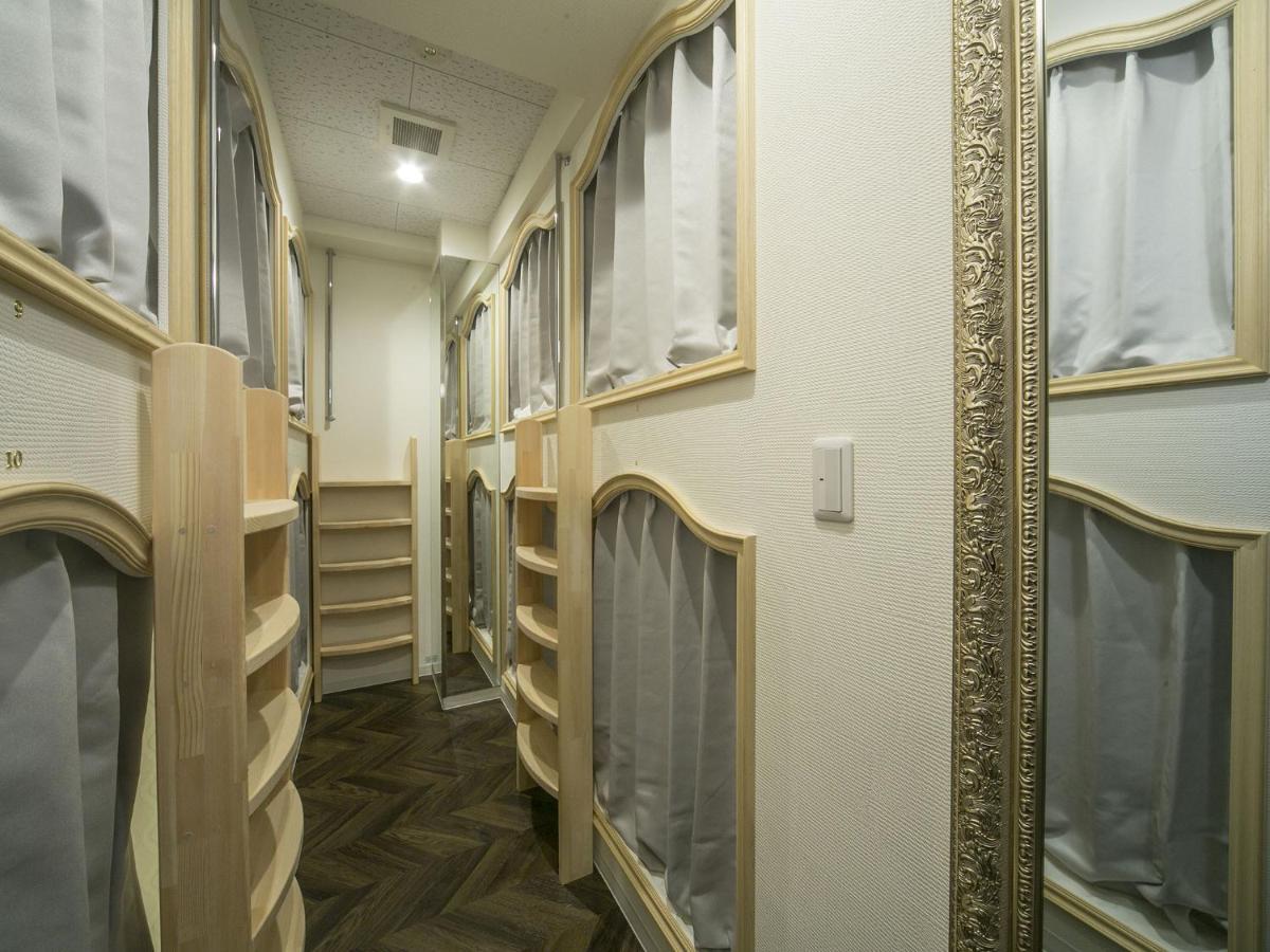 Alice In The Mirror Caters To Women Hostal Tokio