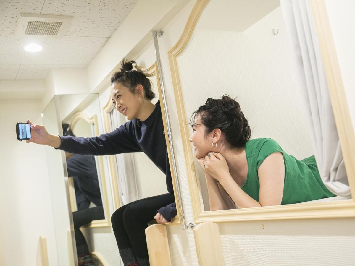 Alice In The Mirror Caters To Women Hostal Tokio