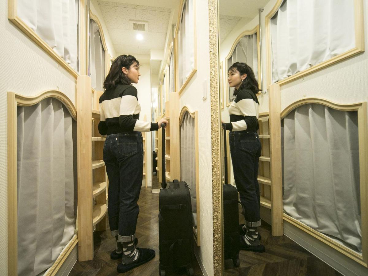 Alice In The Mirror Caters To Women Hostal Tokio